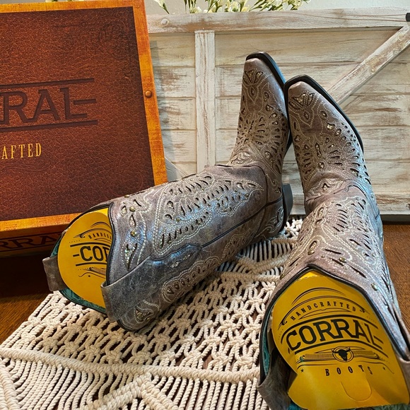 Taupe inlay Corral Boots - Picture 9 of 12